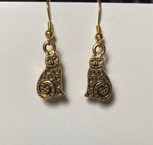Load image into Gallery viewer, Spiral Kitty: goldtone cat earrings
