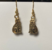 Load image into Gallery viewer, Spiral Kitty: goldtone cat earrings