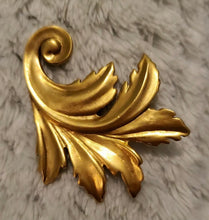 Load image into Gallery viewer, Vintage MMA Metropolitan Museum of Art 24K gold plated Acanthus Leaf brooch / pendant
