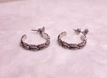 Load image into Gallery viewer, Vintage Avon 1979 silvertone “Laurel Leaf” earrings
