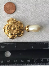Load image into Gallery viewer, Vintage Avon Summerset Tudor Rose Gripoix gold and faux pearl necklace
