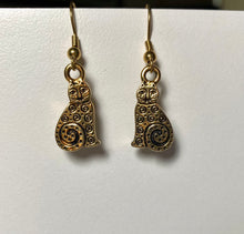 Load image into Gallery viewer, Spiral Kitty: goldtone cat earrings
